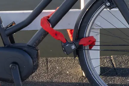 e-bike met extra slot vast aan hek