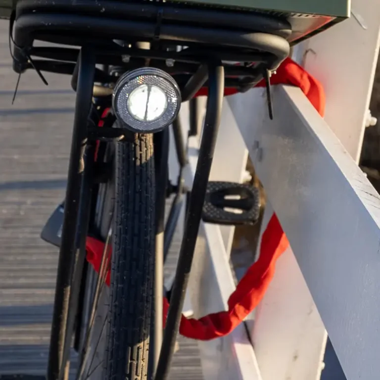 e-bike vast aan hek met slot